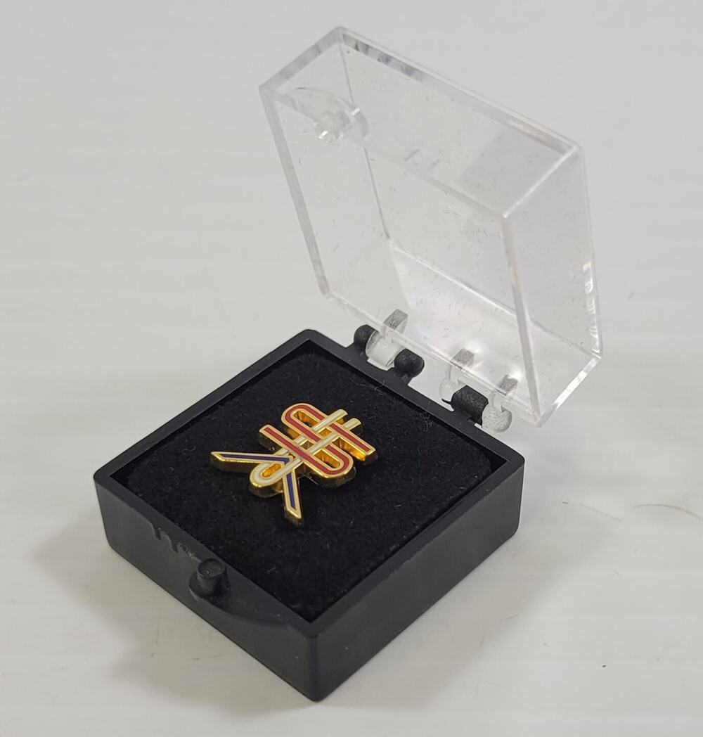 *B9) 2018 Michael Bierut Men's Vogue Magazine Politically Neutral USA Lapel Pin